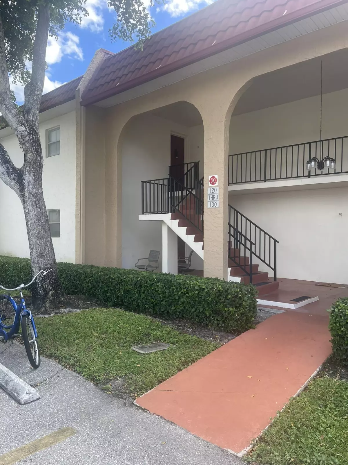 West Palm Beach, FL 33411,130 Lake Dora DR