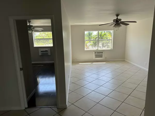 1480 E Sample RD 207, Pompano Beach, FL 33064