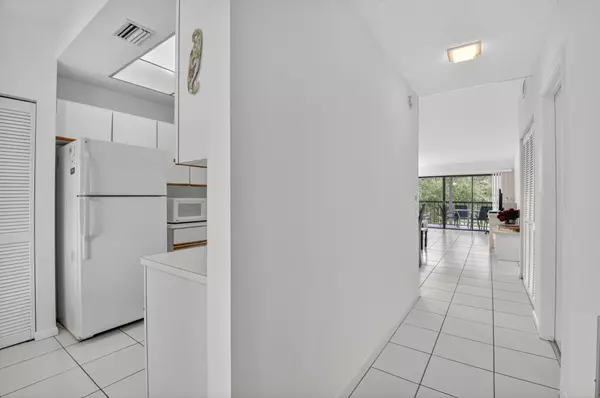 Delray Beach, FL 33484,5055 Oak Hill LN 222