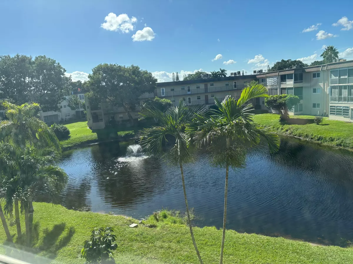 Palm Springs, FL 33461,721 Lori DR 305