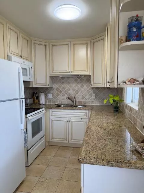 Lake Worth Beach, FL 33461,3402 Cynthia LN 201