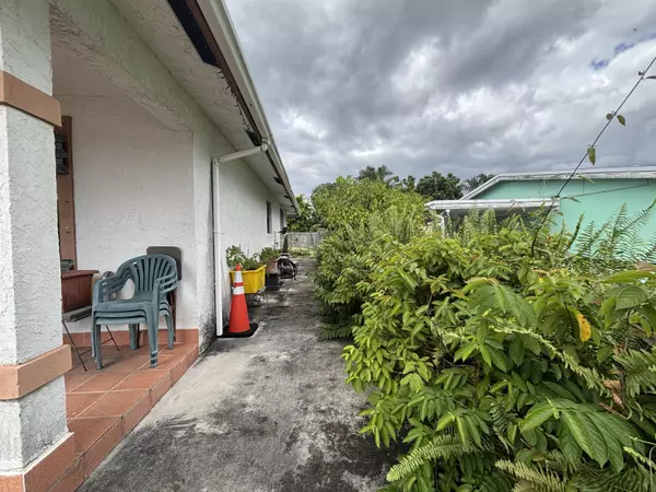 West Palm Beach, FL 33406,2699 Summit BLVD