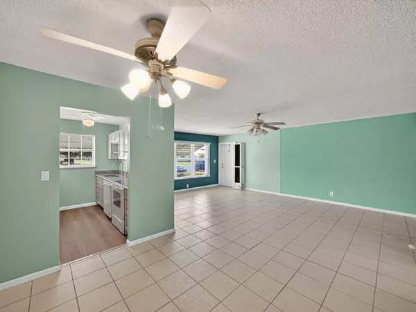 Fort Pierce, FL 34982,111 Lakes End DR B