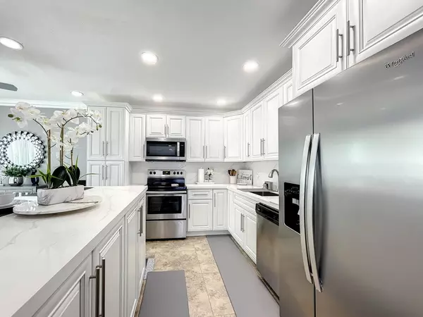 North Miami Beach, FL 33162,1895 NE 154th ST