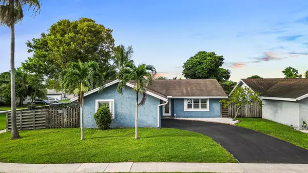 7527 SW 7th ST, North Lauderdale, FL 33068