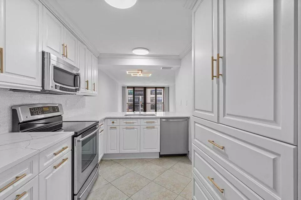 Boca Raton, FL 33432,8 Royal Palm WAY 2060