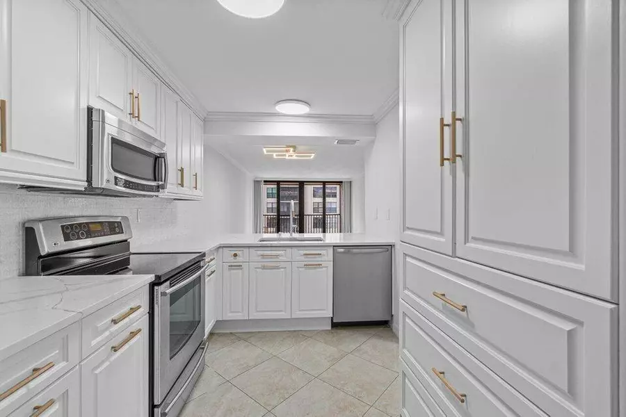 8 Royal Palm WAY 2060, Boca Raton, FL 33432