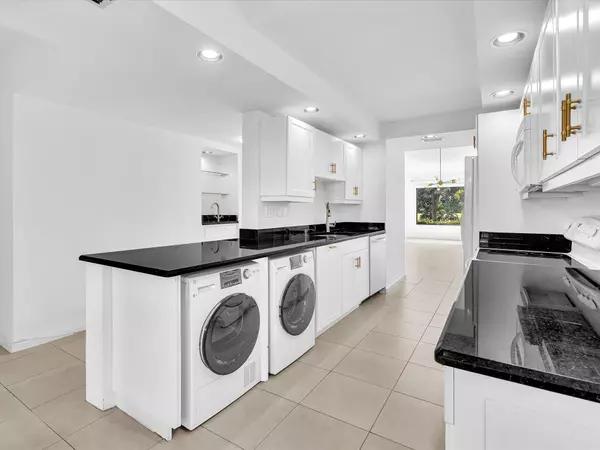 Delray Beach, FL 33445,900 Greensward LN 103-G