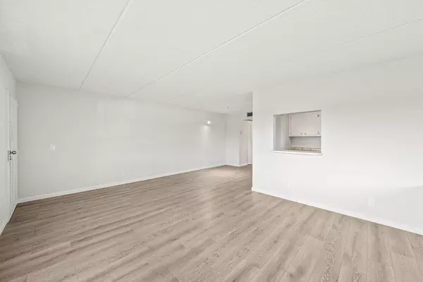 Palm Springs, FL 33461,300 S Village Green CIR 206