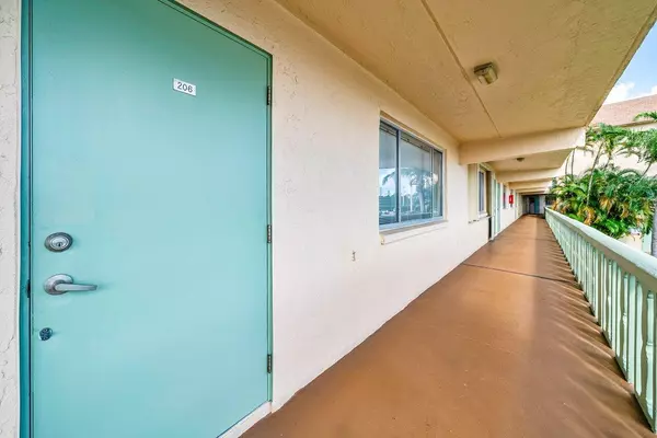 Palm Springs, FL 33461,300 S Village Green CIR 206