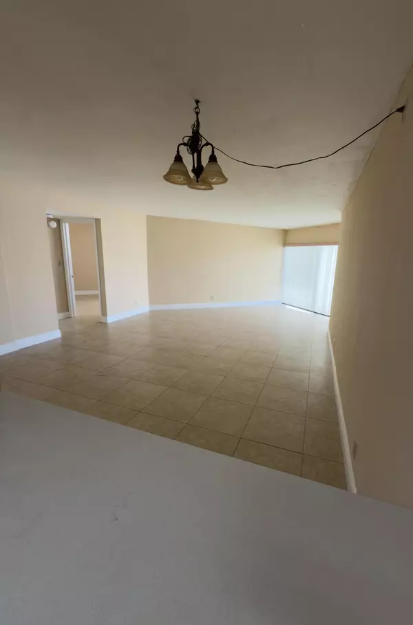 West Palm Beach, FL 33401,1880 N Congress AVE 401