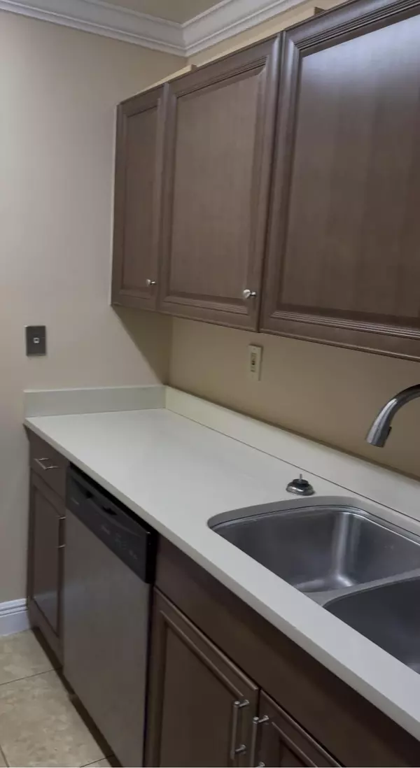 West Palm Beach, FL 33401,1880 N Congress AVE 401