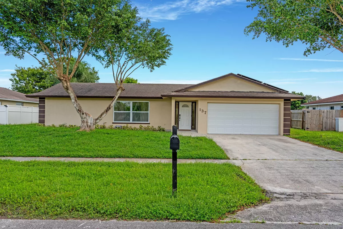 Royal Palm Beach, FL 33411,137 Alcazar ST