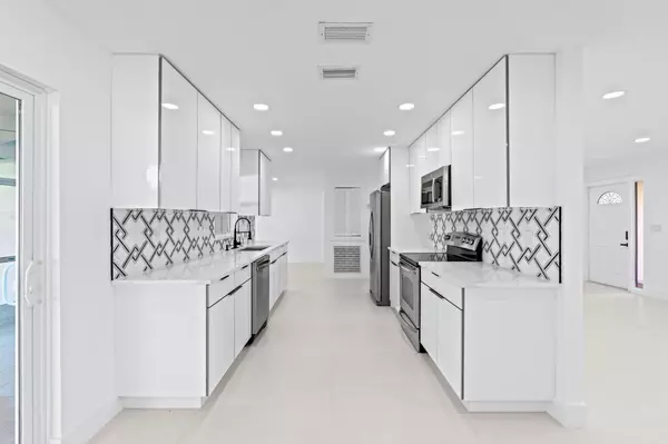 Royal Palm Beach, FL 33411,137 Alcazar ST