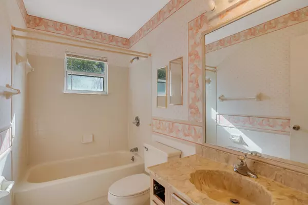 Vero Beach, FL 32960,955 37th AVE