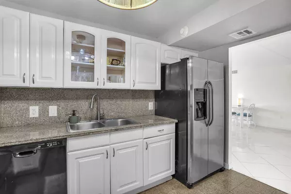 West Palm Beach, FL 33407,5600 N Flagler DR 907