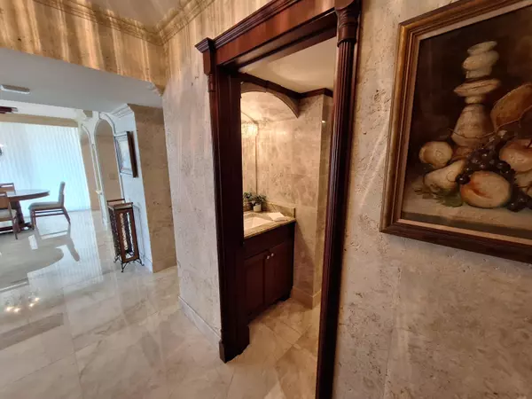 Singer Island, FL 33404,3400 N Ocean DR Ph2