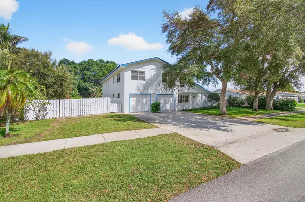 North Palm Beach, FL 33408,920 Lighthouse DR