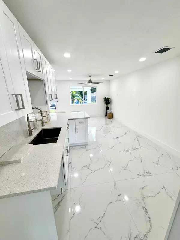 Riviera Beach, FL 33404,848 W 4th ST