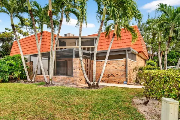 4572 Suburban Pines DR, Lake Worth, FL 33463