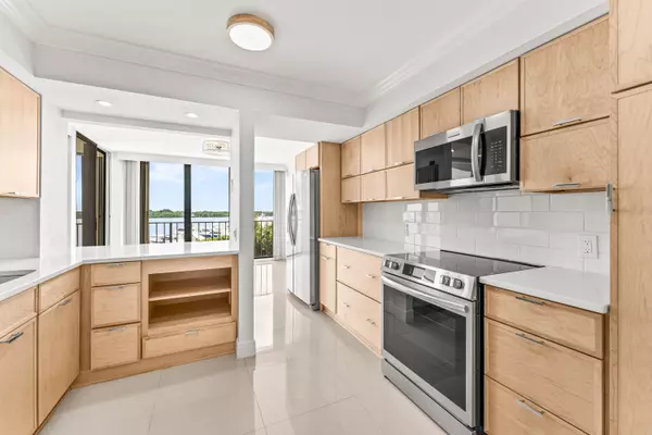 North Palm Beach, FL 33408,124 Lakeshore DR 531