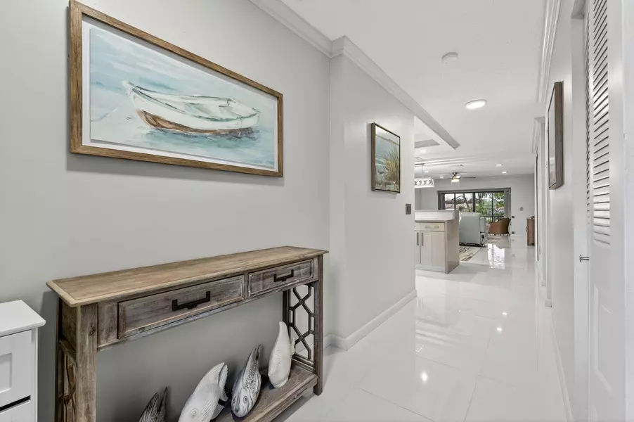 8450 Casa Del Lago J, Boca Raton, FL 33433