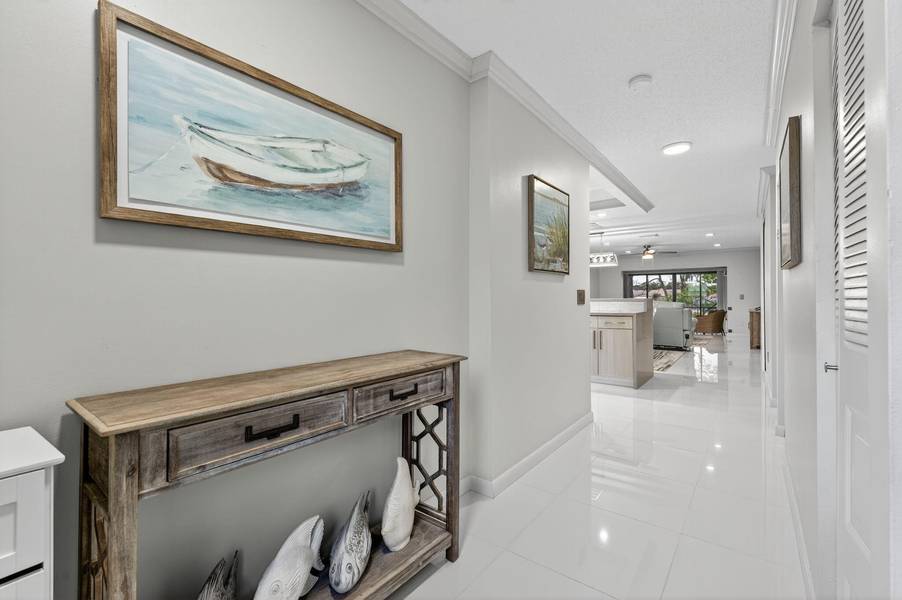 8450 Casa Del Lago J, Boca Raton, FL 33433