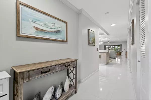 8450 Casa Del Lago J, Boca Raton, FL 33433