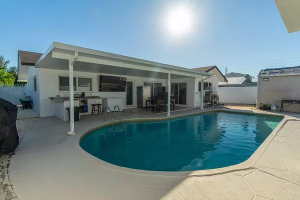 4963 Pine Cone LN, West Palm Beach, FL 33417