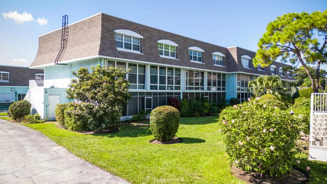 1901 Indian River BLVD 105, Vero Beach, FL 32960