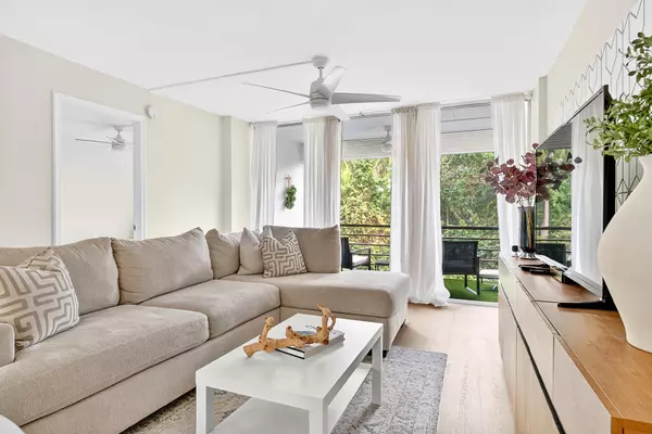 Oakland Park, FL 33309,106 Royal Park DR 3c