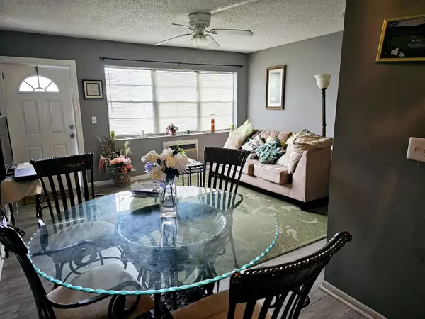 West Palm Beach, FL 33417,102 E Easthampton E