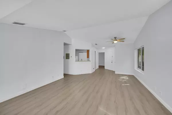 Boynton Beach, FL 33426,815 W Boynton Beach BLVD 14-201