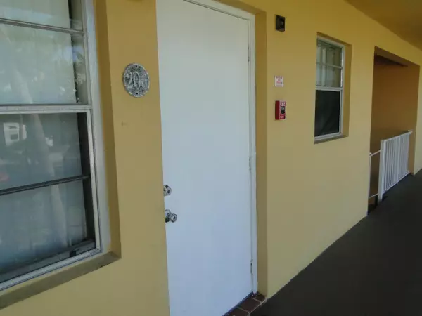 Lantana, FL 33462,220 Croton AVE 206