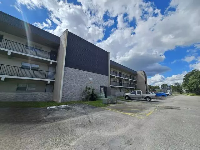 7910 N Colony CIR 301, Tamarac, FL 33321