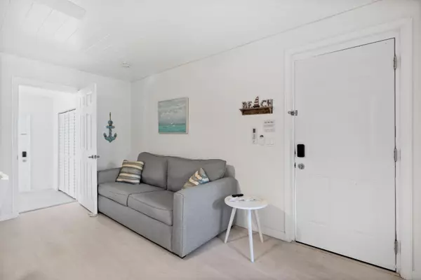 Fort Pierce, FL 34949,670 Hernando ST C