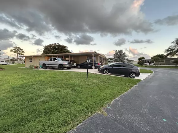 Boynton Beach, FL 33436,8888 Kungs DR 204