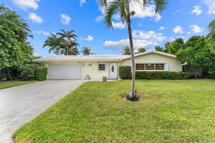 8415 Pine Tree LN, Lake Clarke Shores, FL 33406