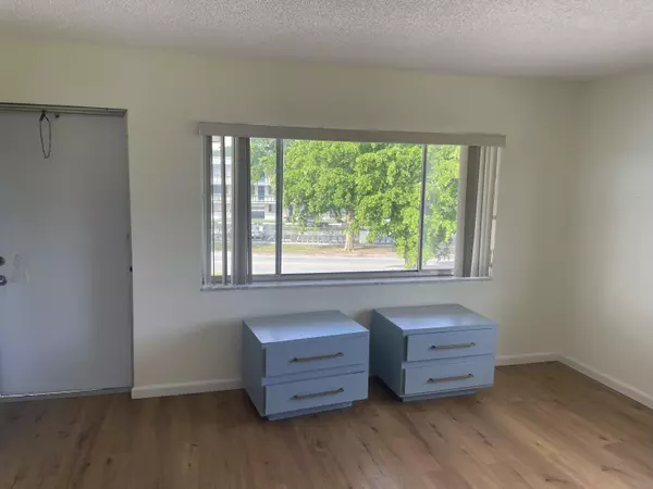 Palm Springs, FL 33461,555 Purdy LN 301