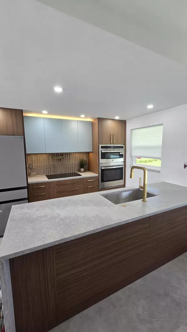 Boynton Beach, FL 33426,300 SW Golfview TER 142