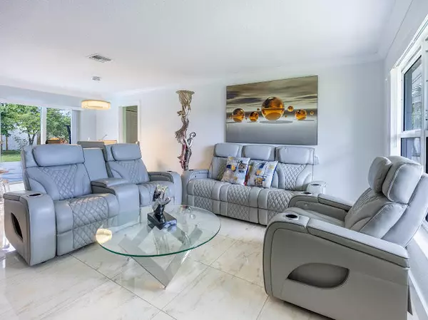 Palm Springs, FL 33461,253 Davis RD