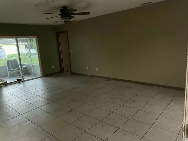 Port Saint Lucie, FL 34983,765 SE Floresta DR