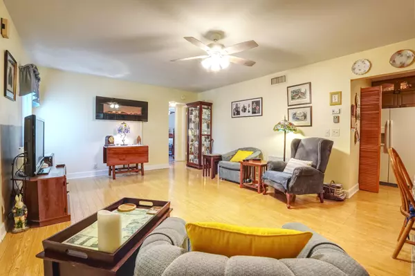 Greenacres, FL 33463,302 Pine Ridge CIR A-2