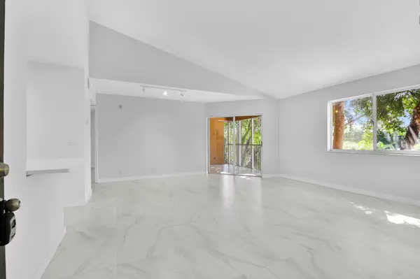 Pompano Beach, FL 33069,4005 W Mcnab RD C302