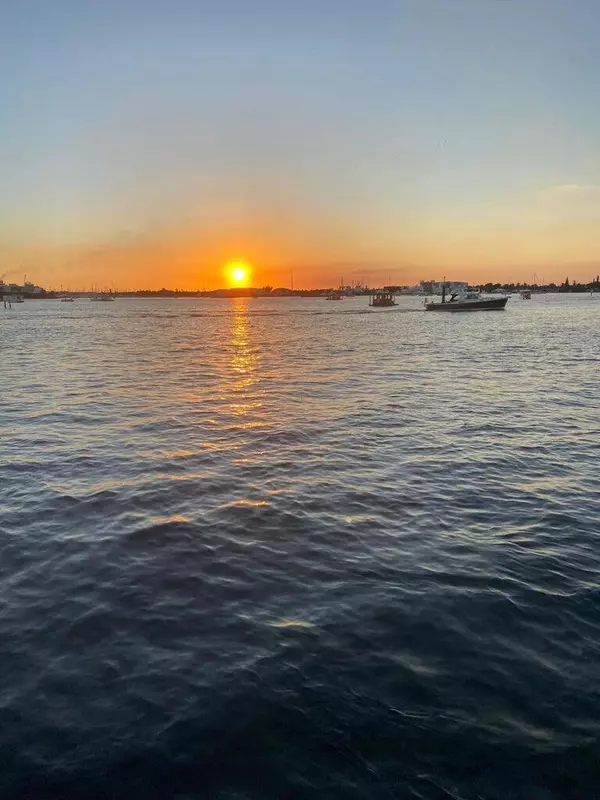 Palm Beach Shores, FL 33404,220 Lake DR 206