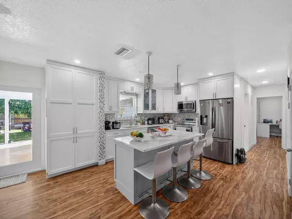 Lake Clarke Shores, FL 33406,7026 Pine Tree LN