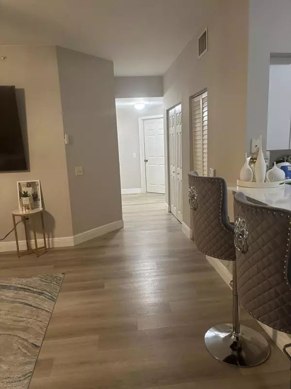 Royal Palm Beach, FL 33411,350 Crestwood CIR 106