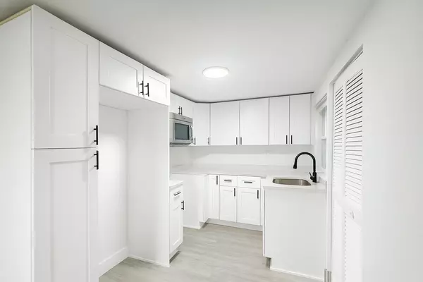 Vero Beach, FL 32962,930 SW 10th CT