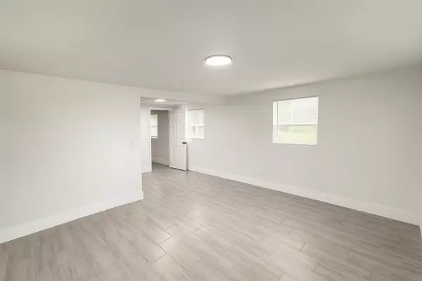 Vero Beach, FL 32962,930 SW 10th CT