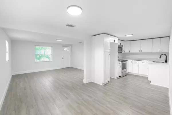 Vero Beach, FL 32962,930 SW 10th CT